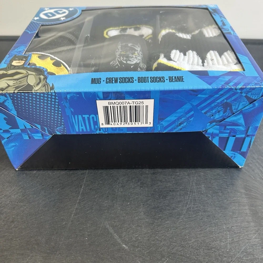 DC Batman 4-piece Gift Set Crew Socks & Beanie & Boot Socks & Mug Superhero